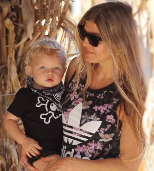 Сын Ферги и Джоша Дюамеля растет настоящим красавцем