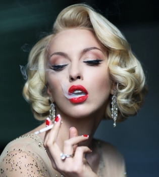 мужчины делают татуировки с портретом Оли Поляковой