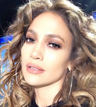 Дженнифер Лопес показала идеальное лицо без макияжа