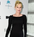 Мелани Гриффит вышла в свет в маленьком черном мини-платье