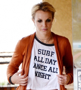 Бритни Спирс продолжает хвастаться стройными формами