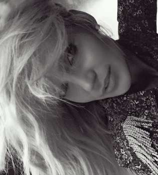 Глюкоза покоряет поклонников лицо без макияжа