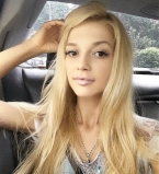 Эрика Герцег хвастается стройными формами