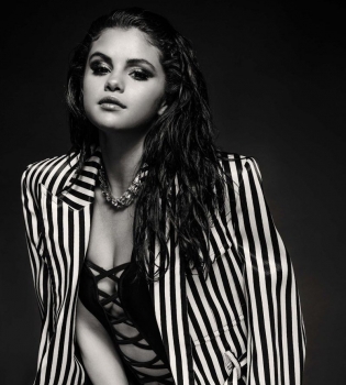 Сексуальная красотка Селена Гомес в новой фотосессии