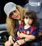 Шакира показала беременный животик и подросшего сына