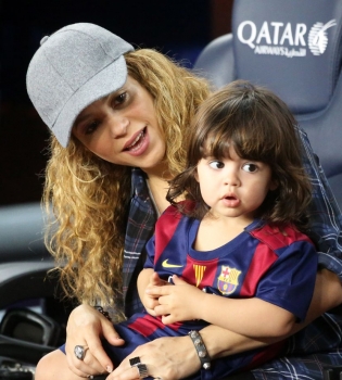 Шакира показала беременный животик и подросшего сына