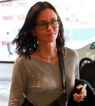 Кортни Кокс показала лицо без макияжа