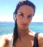 Алессандра Амбросио демонстрирует фигуру в бикини