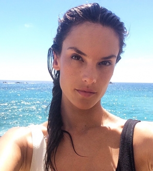 Алессандра Амбросио демонстрирует фигуру в бикини