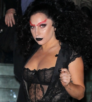 Леди ГаГа появилась на публике в откровенном прозрачном платье