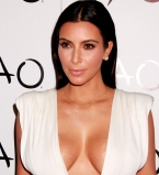 Ким Кардашьян продемонстрировала пышный бюст в откровенном платье