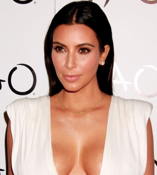 Ким Кардашьян продемонстрировала пышный бюст в откровенном платье
