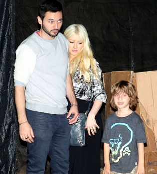 Кристина Агилера демонстрирует беременный животик