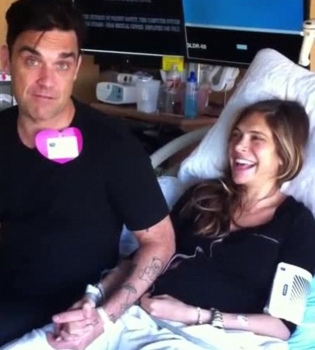 Робби Уильямс стал папой во второй раз и снял роды жены на видео