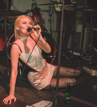 Alloise в откровенном платье  оторвалась на вечеринке