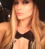 Дженнифер Лопес хвастается идеальной фигурой