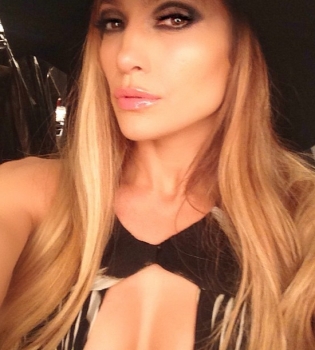 Дженнифер Лопес хвастается идеальной фигурой