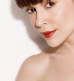 Алисса Милано опубликовала фото интимного процесса кормления грудью