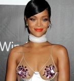 Рианна вышла в свет в провокационном наряде