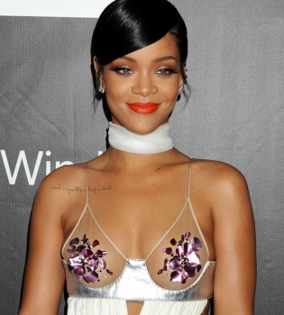 Рианна вышла в свет в провокационном наряде