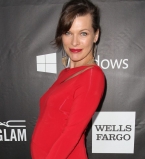 Милла Йовович похвасталась беременным животиком