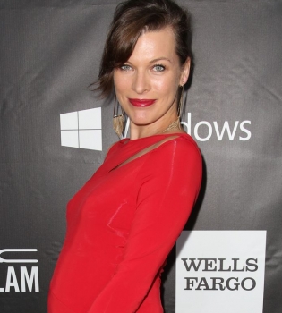 Милла Йовович похвасталась беременным животиком