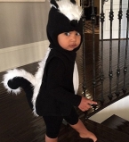 Ким Кардашьян и ее очаровательная дочь нарядились в необычные костюмы