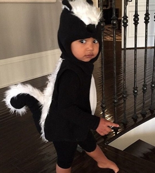 Ким Кардашьян и ее очаровательная дочь нарядились в необычные костюмы