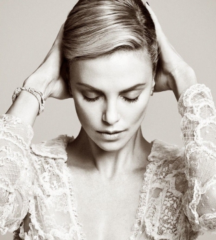 Шарлиз Терон демонстрирует неувядающую красоту