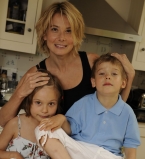 Юлия Высоцкая с дочерью и сыном