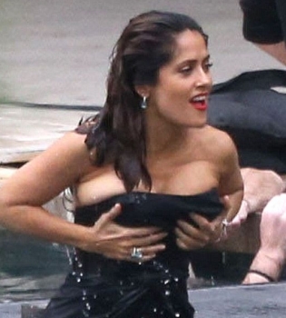 Сальма Хайек шокировала пышной грудью в откровенном платье