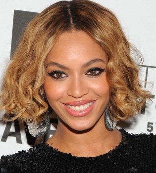 Бейонсе хвастается новой короткой стрижкой и фигурой в мини