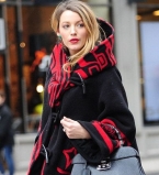 Блейк Лайвли прячет животик под стильным пальто