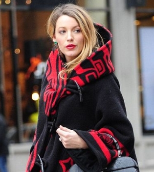 Блейк Лайвли прячет животик под стильным пальто