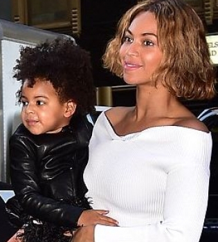 Бейонсе вышла в свет со своей маленькой модницей Блю Айви