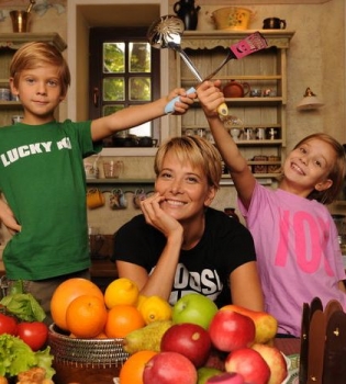 Юлия Высоцкая с дочерью и сыном