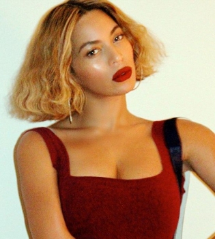 Бейонсе хвастается аппетитными формами