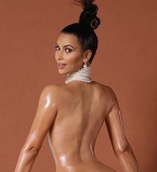 Ким Кардашьян шокирует своими ягодицами на обложке глянца