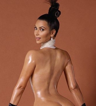 Ким Кардашьян шокирует своими ягодицами на обложке глянца