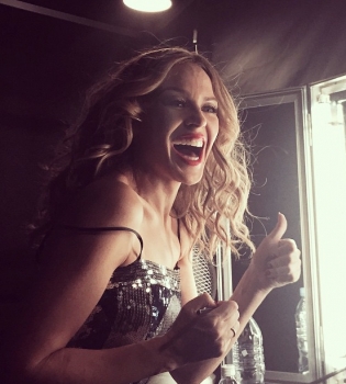 Кайли Миноуг демонстрирует неувядающую красоту