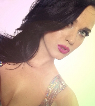 Кэти Перри похвасталась пышным бюстом