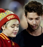 Майли Сайрус и Патрик Шварценеггер не скрывают страстных чувств