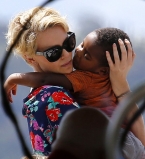 Шарлиз Терон обвинили в жестоком обращении с приемным сыном