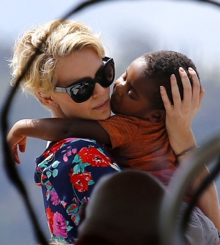 Шарлиз Терон обвинили в жестоком обращении с приемным сыном