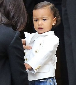 дочь Ким Кардашьян очаровывает своей красотой