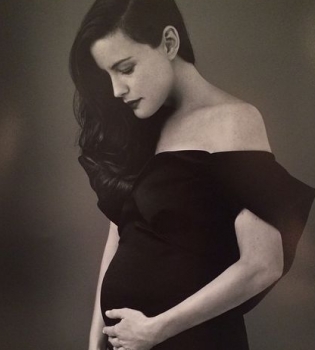 Лив Тайлер показала обнаженный беременный животик