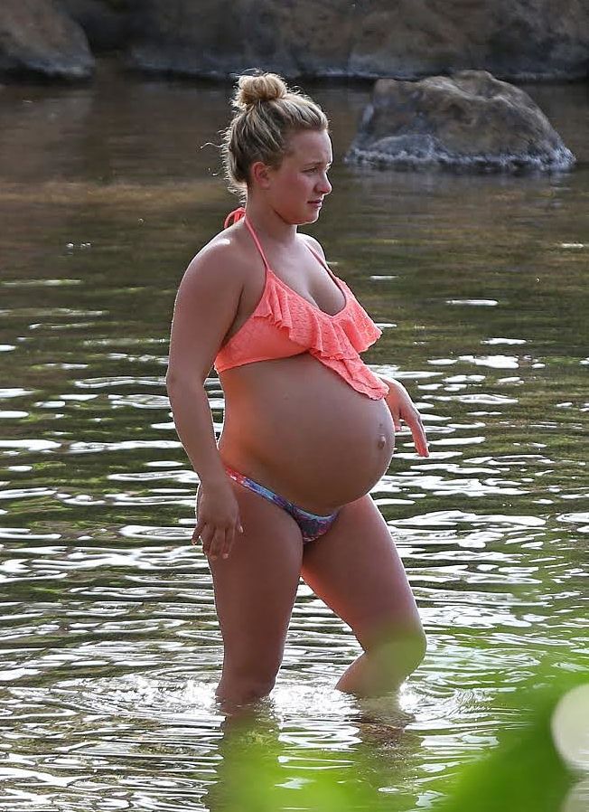 Хайден Панеттьери показала фигуру в бикини на 8 месяце беременности