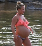 Хайден Панеттьери показала фигуру в бикини на 8 месяце беременности