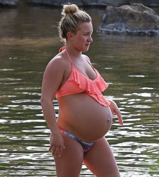 Хайден Панеттьери показала фигуру в бикини на 8 месяце беременности