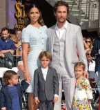 Мэттью Макконахи вышел в свет со своей женой и детьми